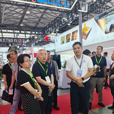 L&iacute;deres gubernamentales visitan el stand de Alva Machinery en ALUMINIUM CHINA Expo07.png